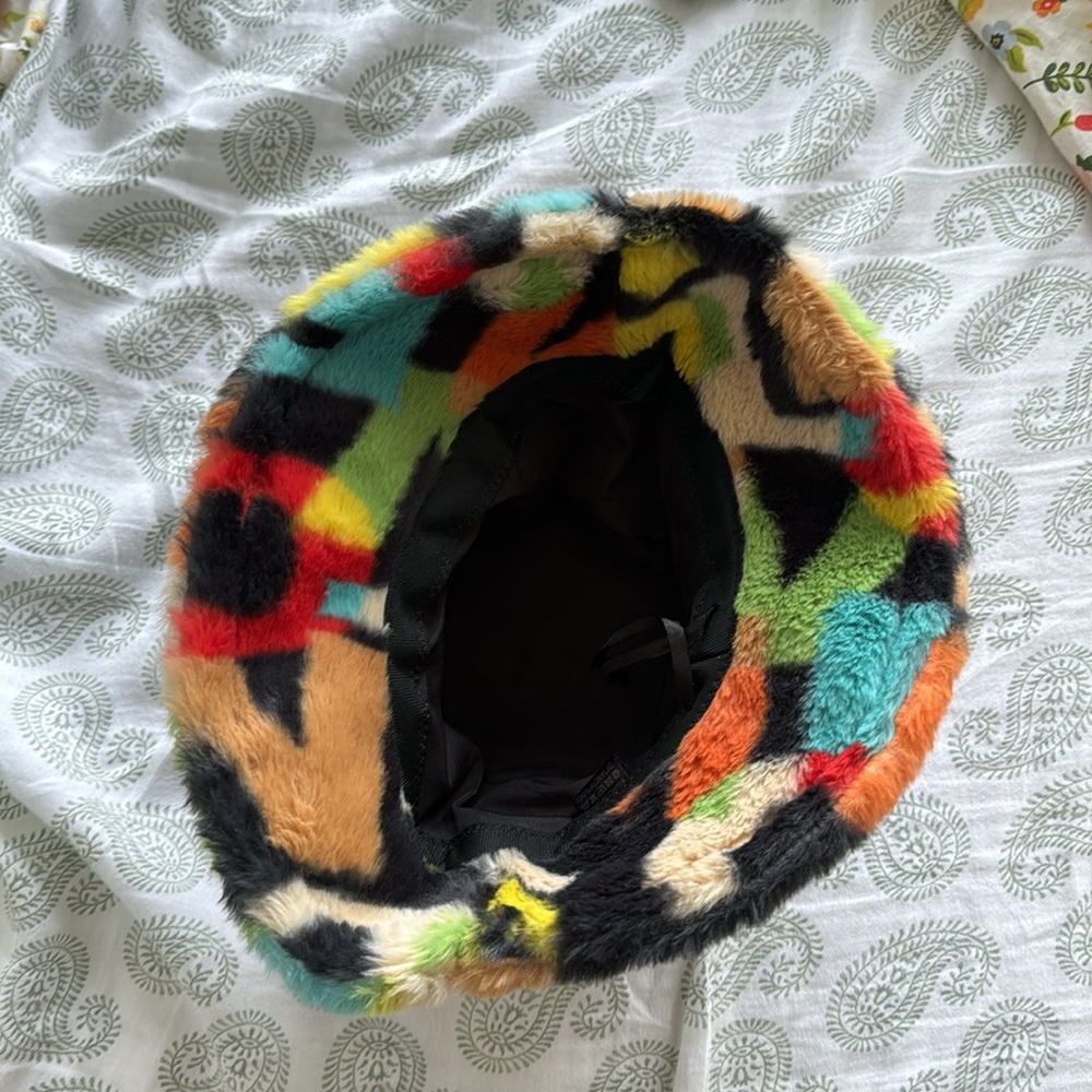 Fuzzy Bucket hat - Picture 6 of 6